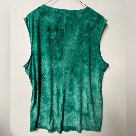 NEW DIRECTIONS CURVY.  SHADES OF GREEN RAISED DESIGN. SIZE 2X  SLEEVELESS TOP - Picture 7 of 11
